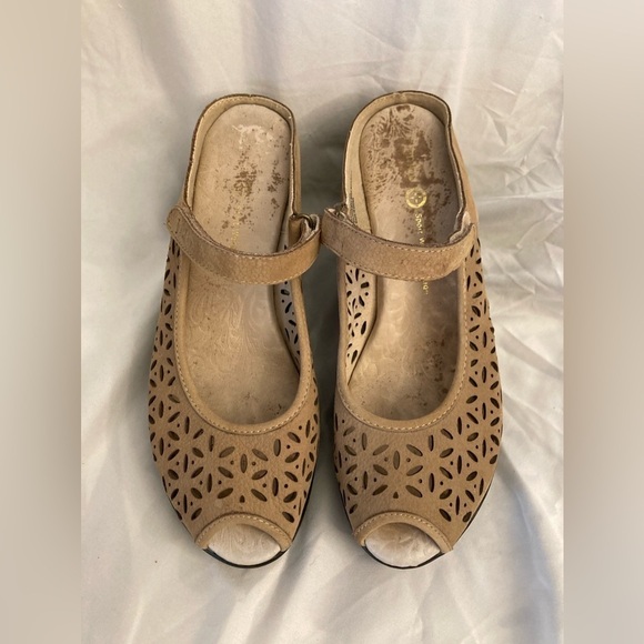 Jambu Journey Too Tan Peep-Toe Mule 8 - Picture 6 of 11